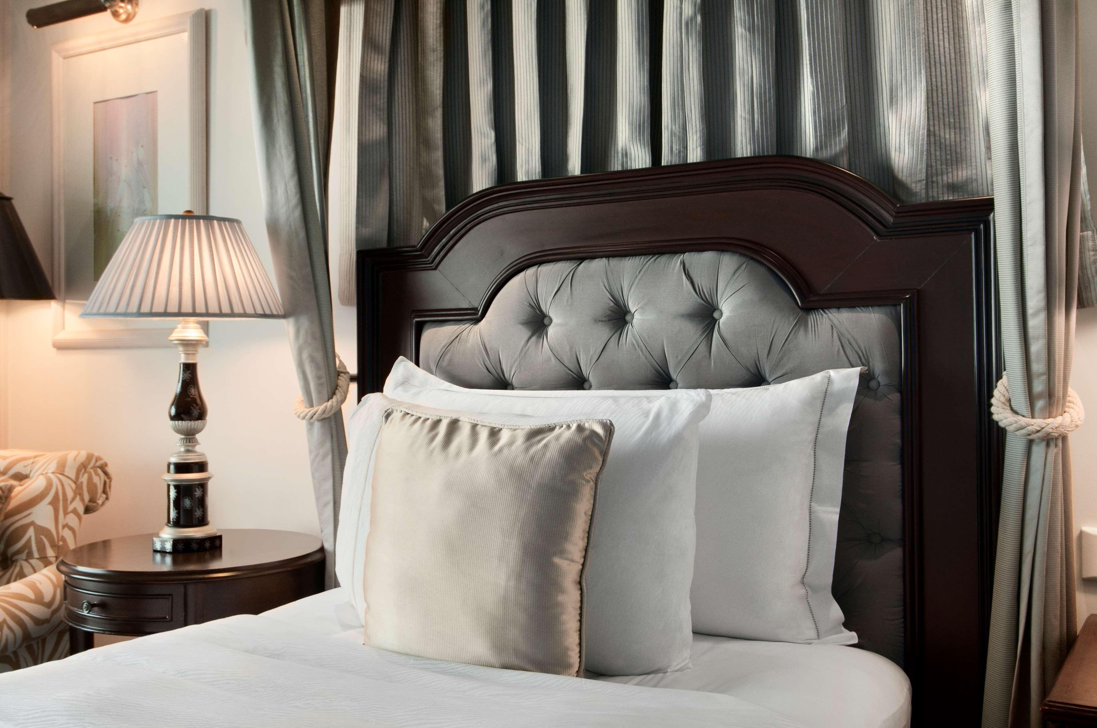Hilton Mumbai International Airport Hotel Exterior photo A bed with cushions