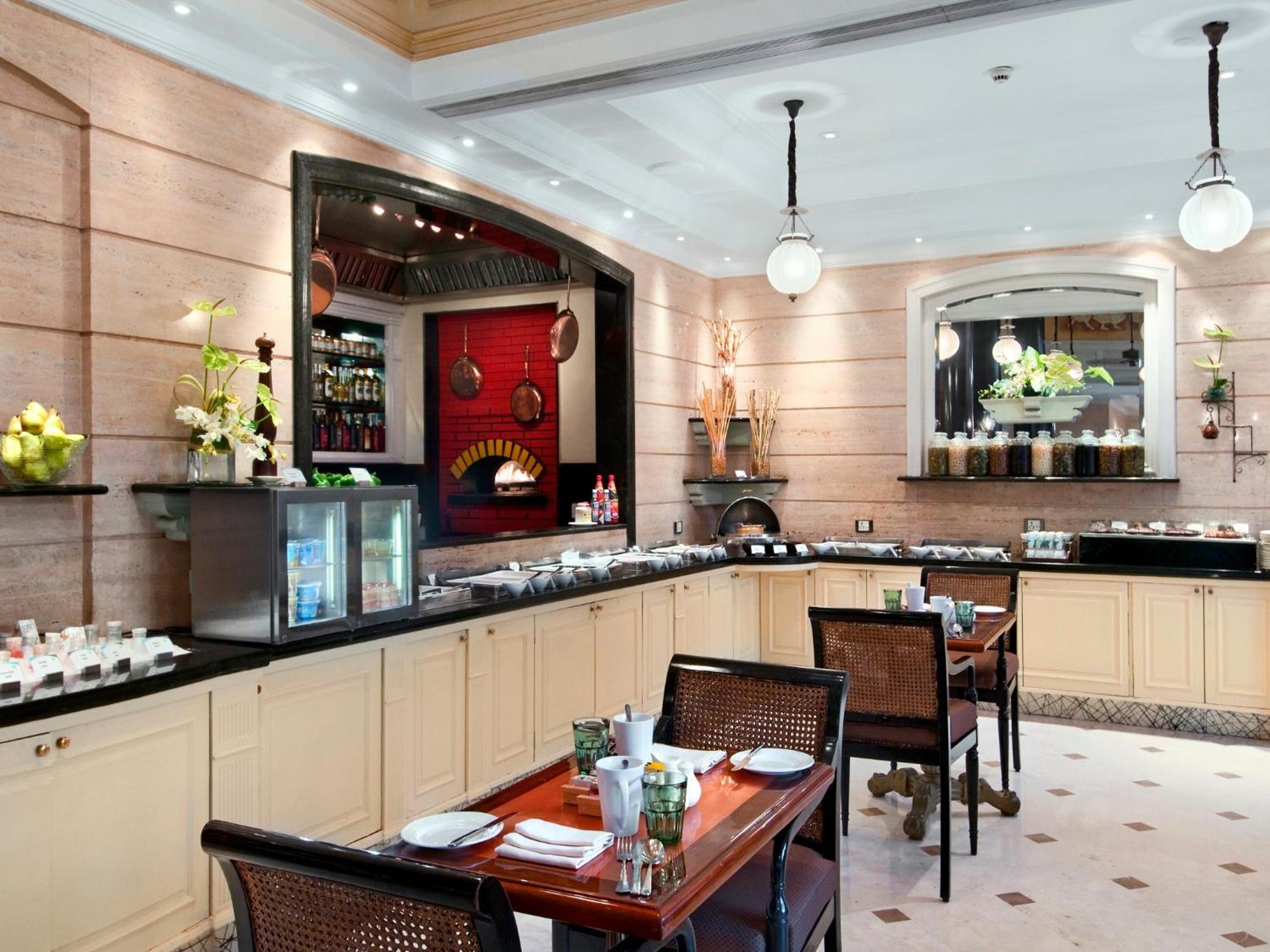 Hilton Mumbai International Airport Hotel Exterior photo The restaurant